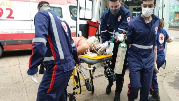 Jovem fica em estado gravíssimo após ser alvejado na barriga e no braço, por criminosos